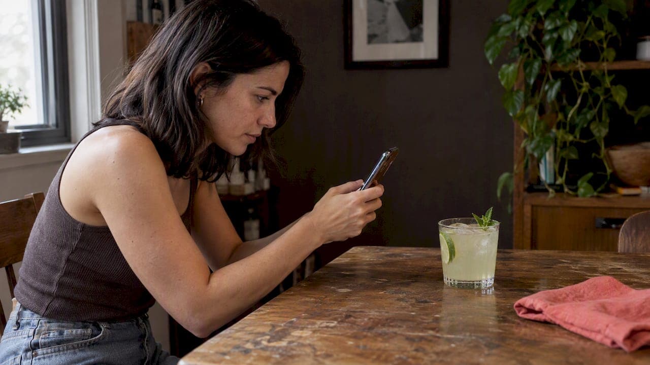 $7 Test Reveals If a Drink Photo Helps Your Tinder Matches